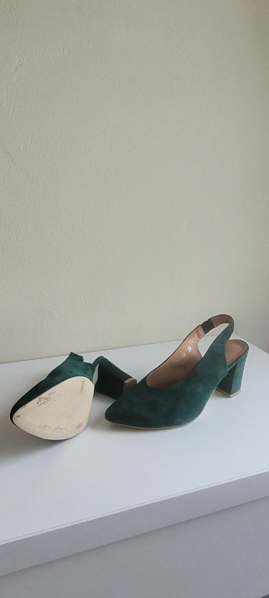 Buty na obcasie z odkrytą piętą.