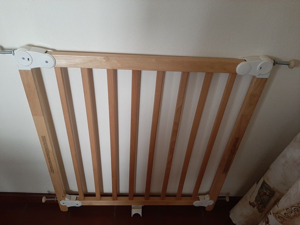 Grade de proteção em madeira de bebés