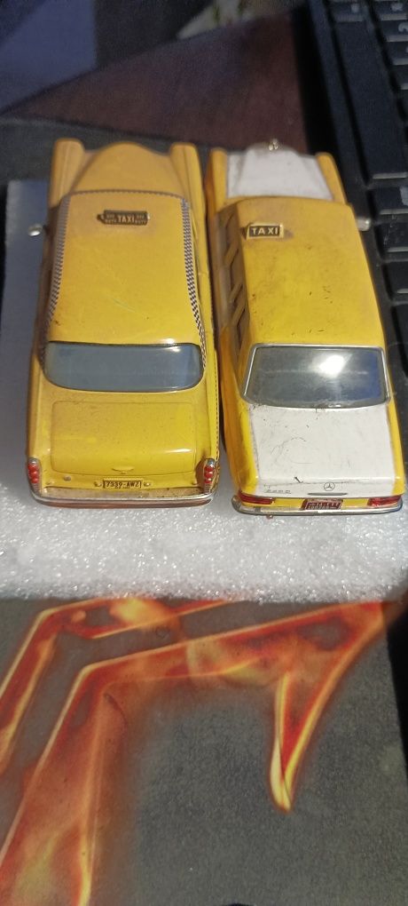 2 táxis 1:43 10€ o conjunto...