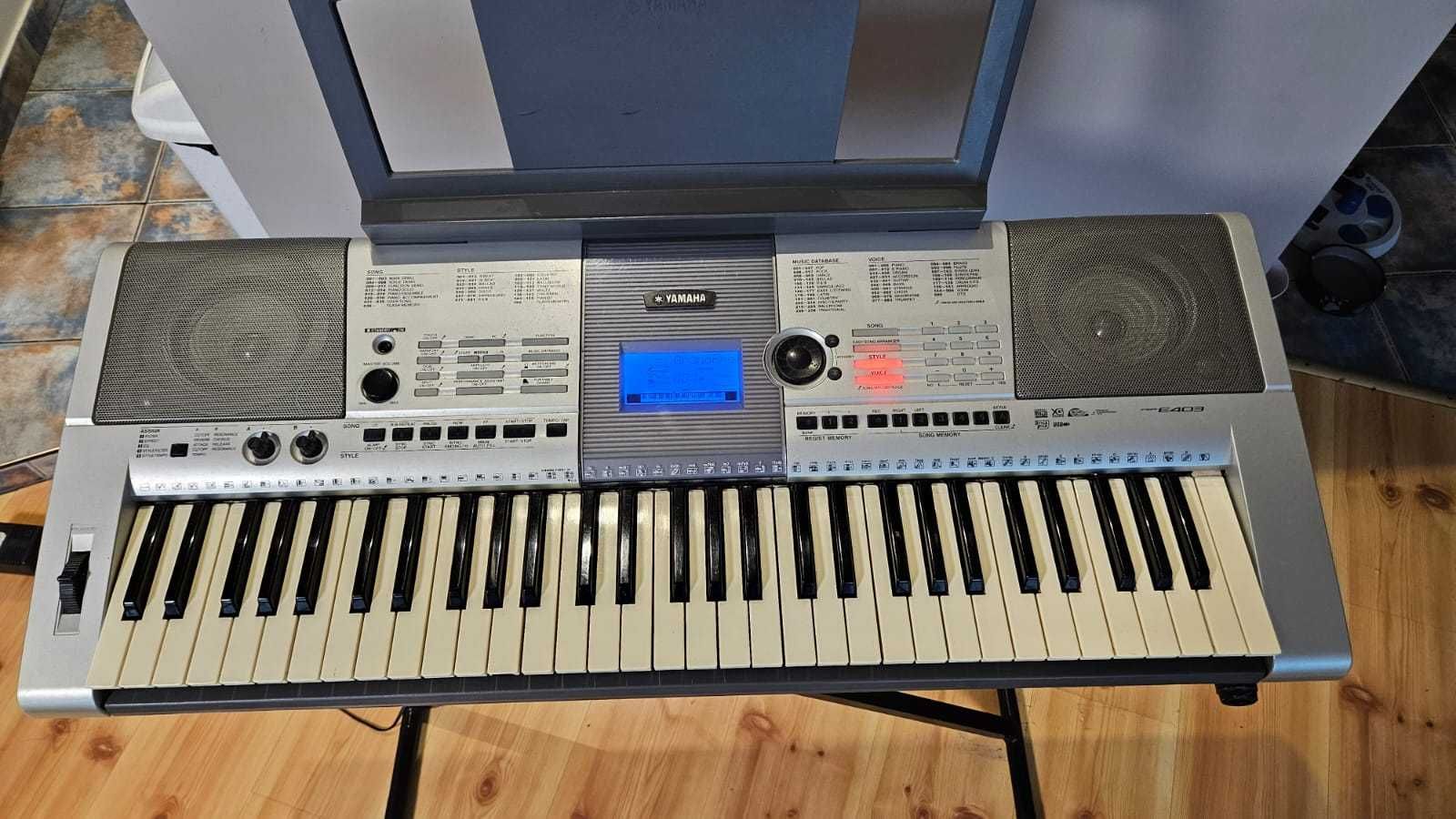 Keyboard Yamaha PSR-E403 wraz z pokrowcem oraz statywem.