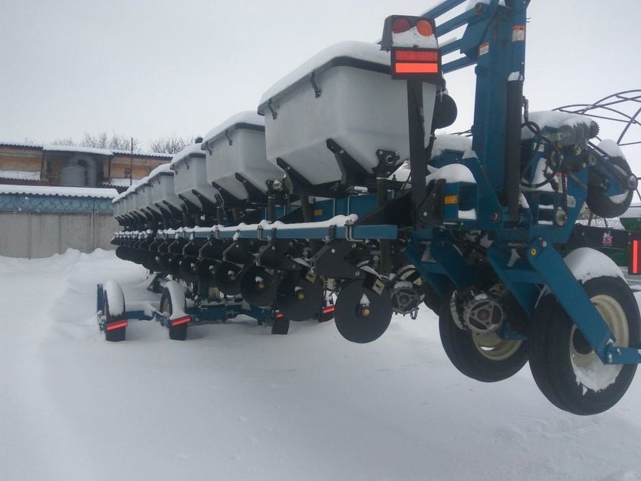 Туковисівна система/внесення міндобрив/ KINZE 2600, 3000, 3600, 3700
