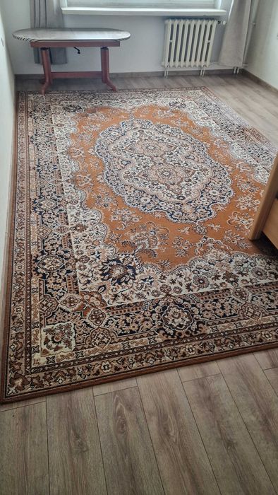 Duży dywan w ksztalcie prostokąta