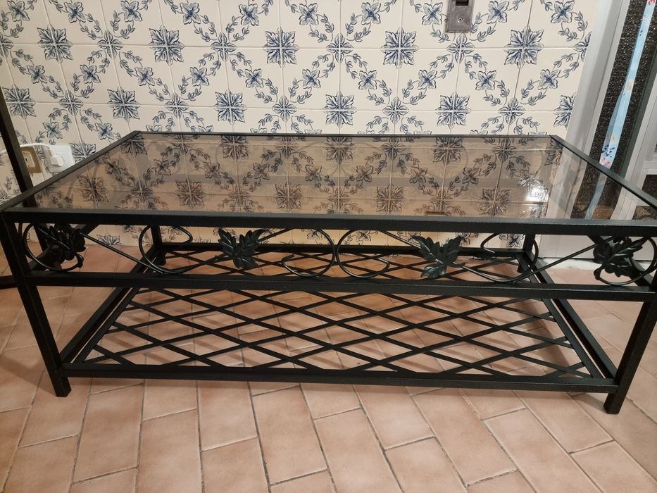 Mesa de centro em ferro forjado com tampo de vidro