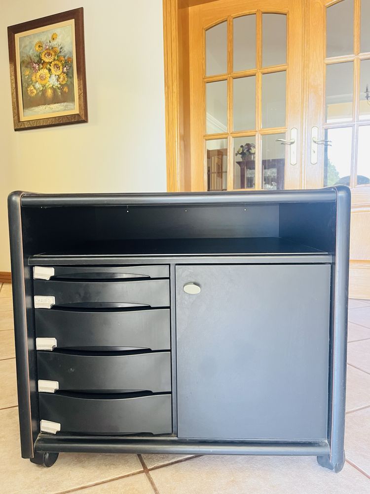 Móvel de escritório com porta e gavetas