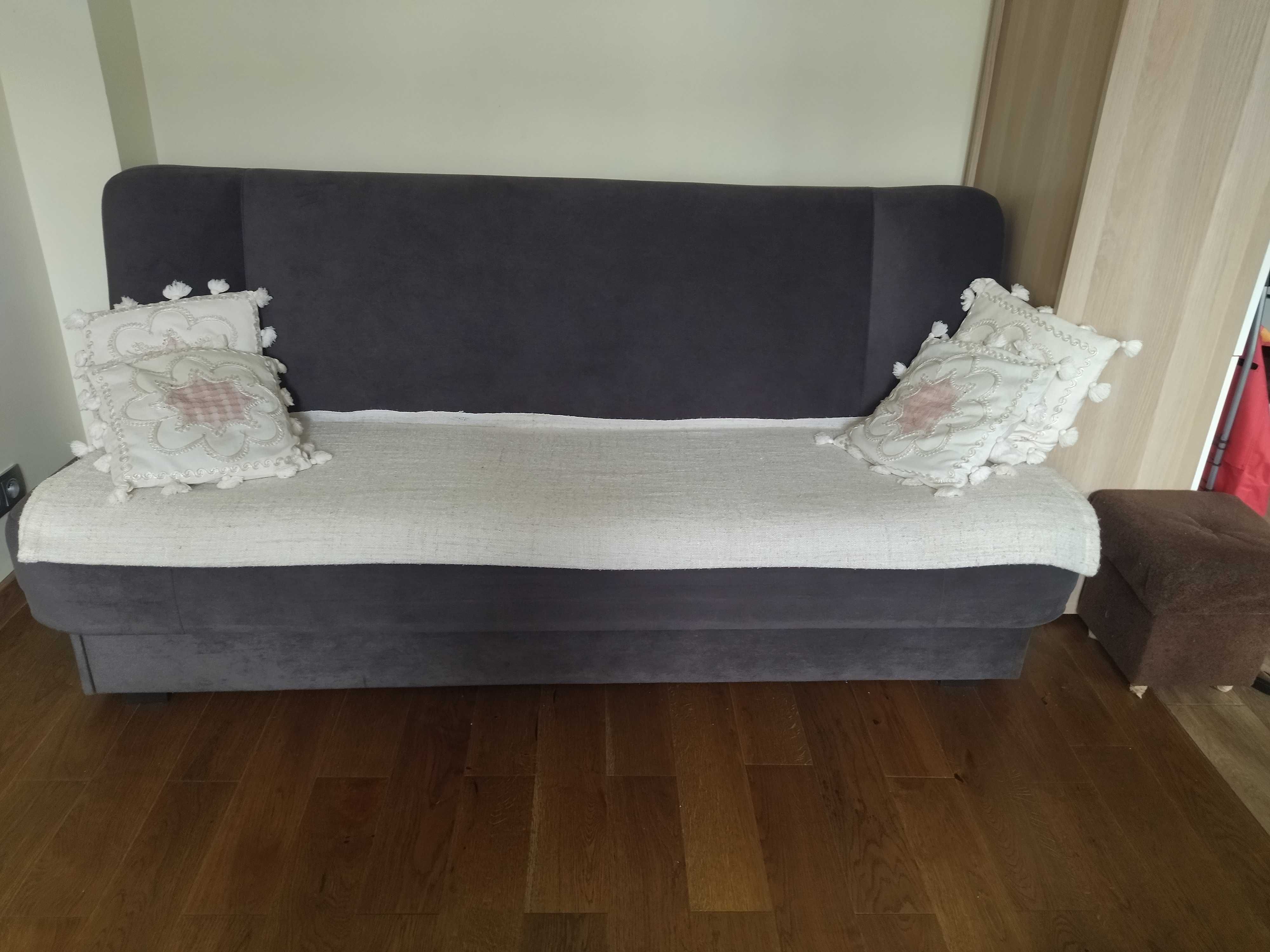 Sofa rozkladana z pojemnikom na posciel