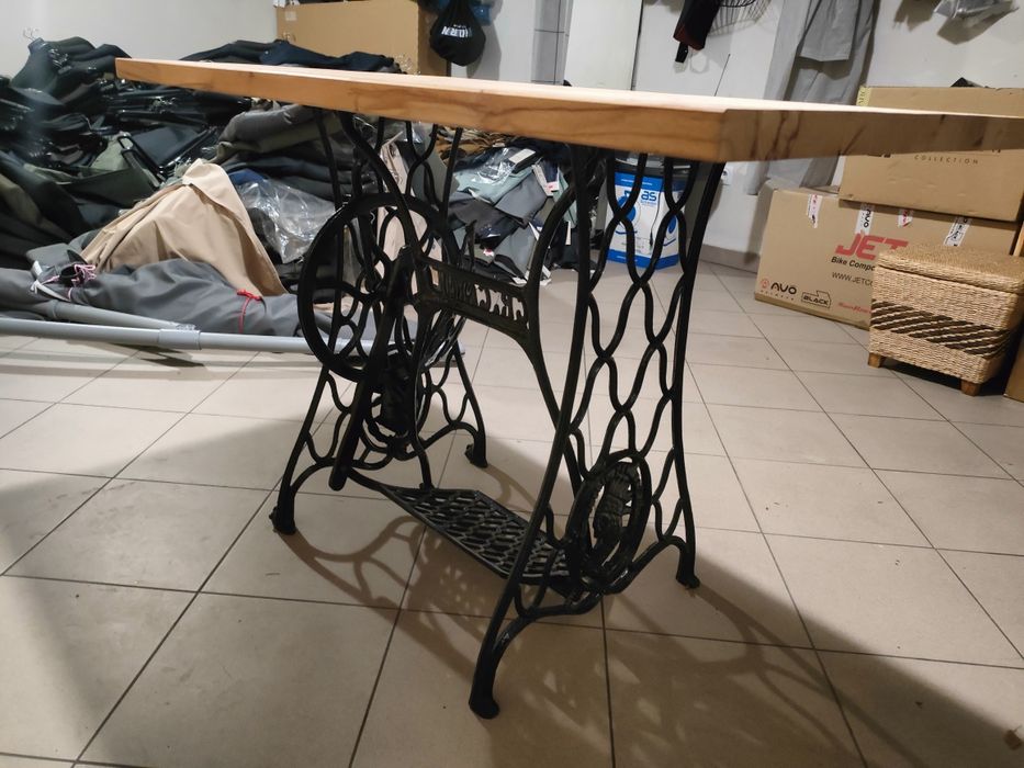 Stare Nogi Żeliwne Od Maszyny Z Blatem Drewnianym