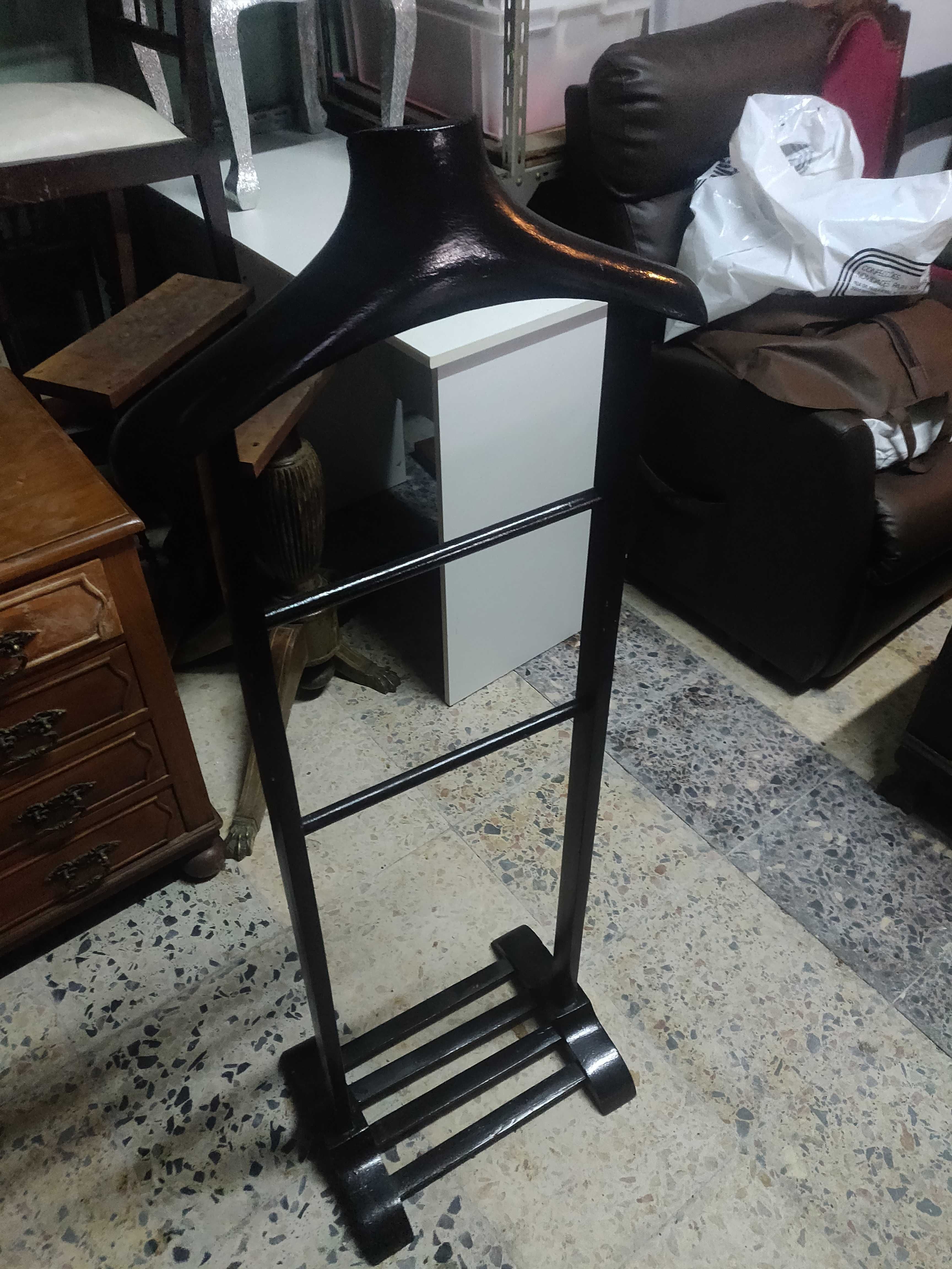 Suporte de roupa em madeira
