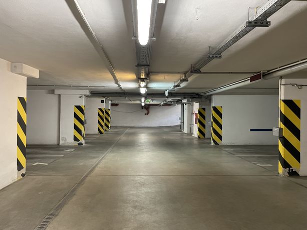 Miejsce parkingowe w garażu podziemnym w centrum