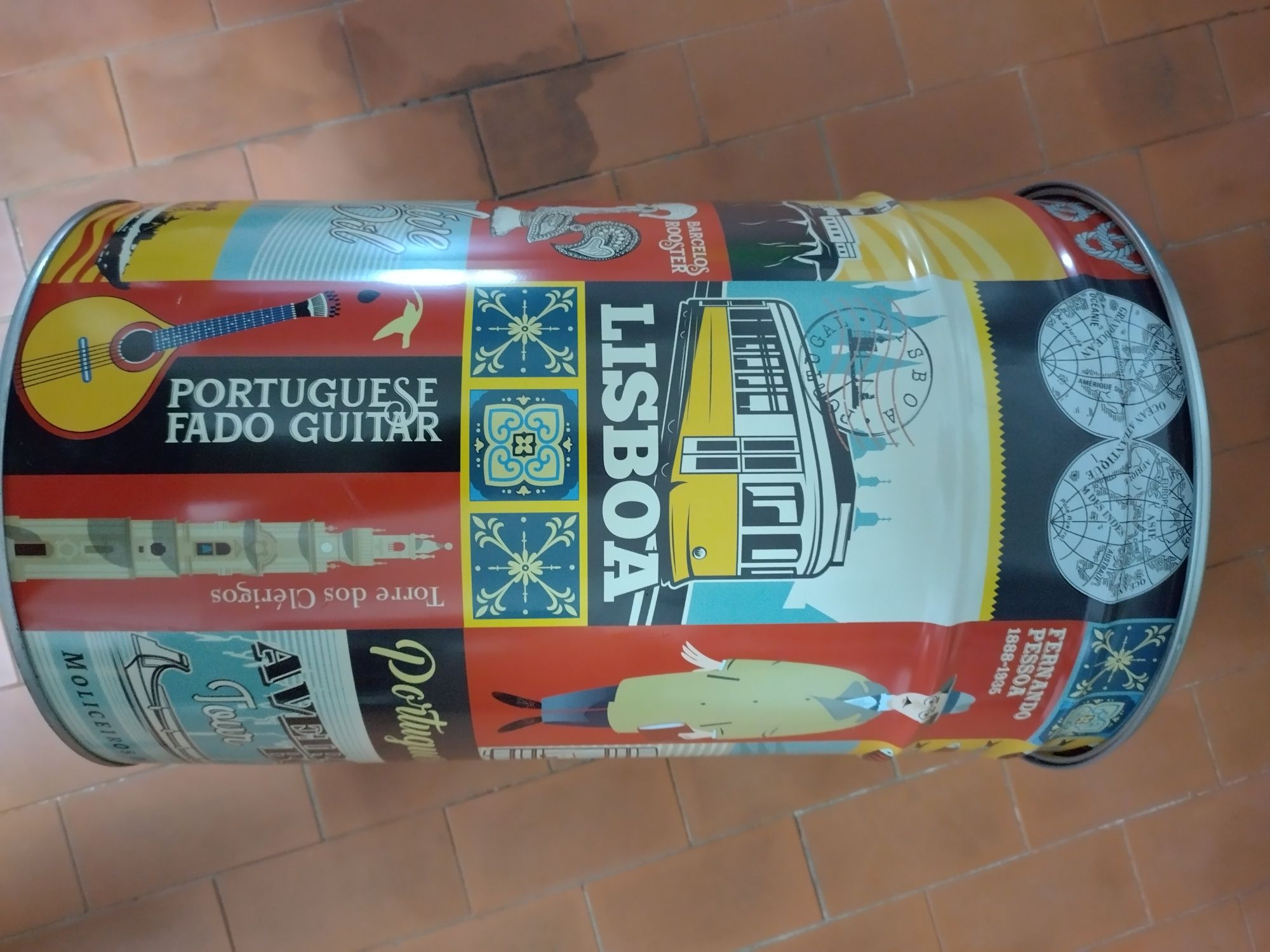 Lata de coleção , altura 46 cm, 30cm de diâmetro
