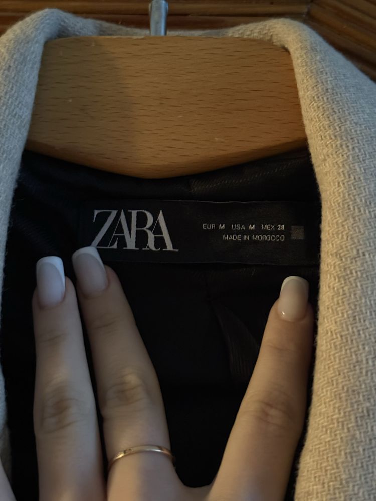 Пальто від  Zara
