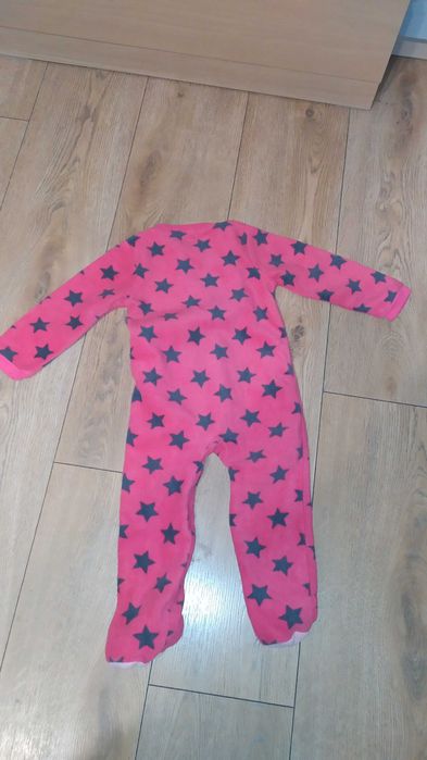 Kombinezon polarowy w gwiazdki
rozmiar z metki 92