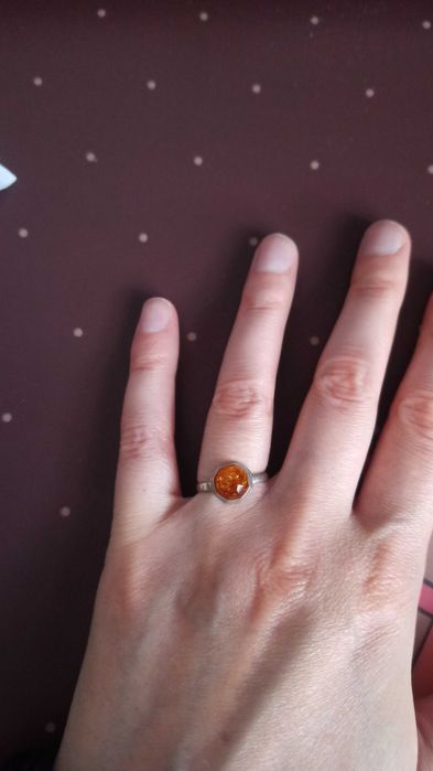 Srebrny pierścionek z bursztynem