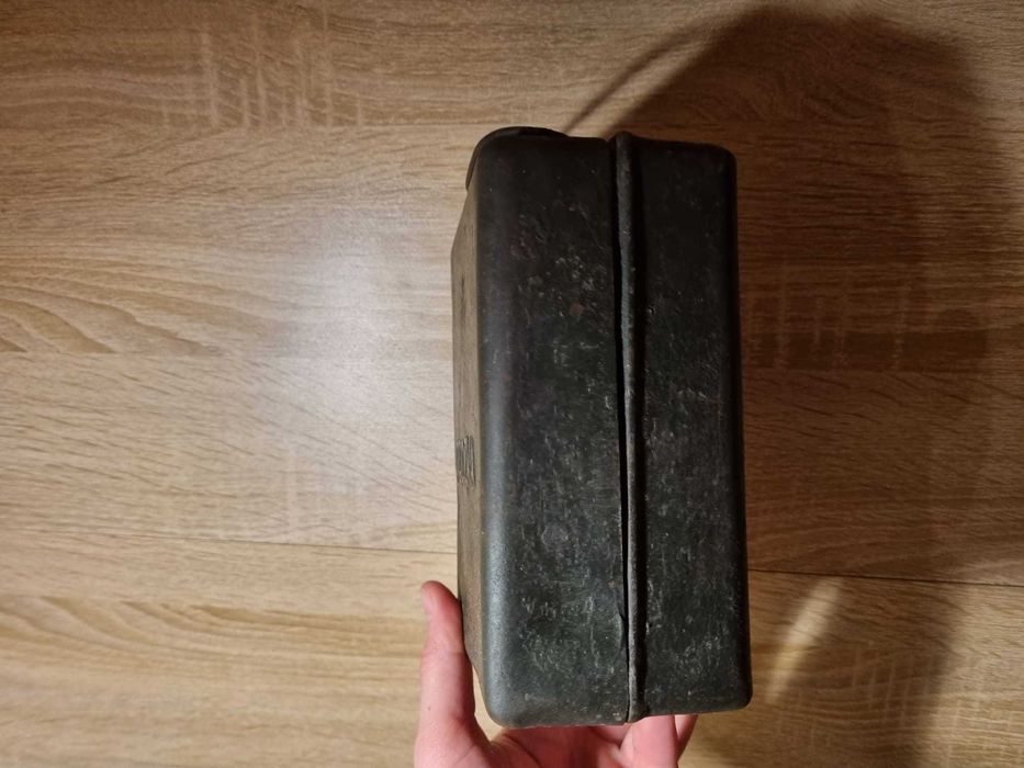 Stara metalowa apteczka PRL/ II WŚ?