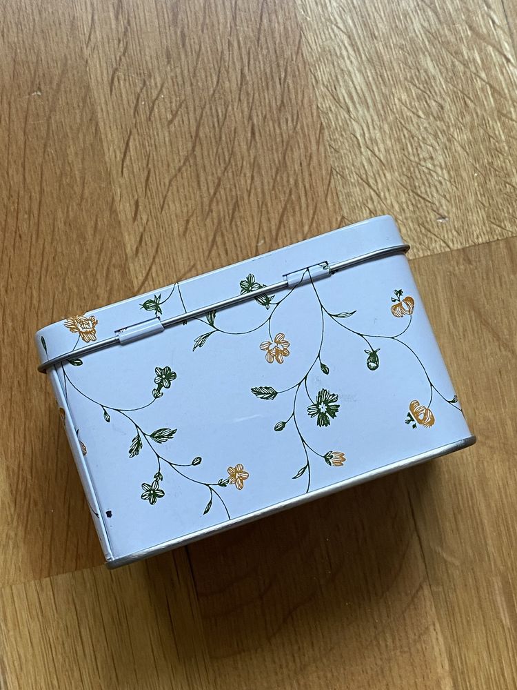 Żelazne pudełko 9,6x6x6cm z kwiatami Ikea