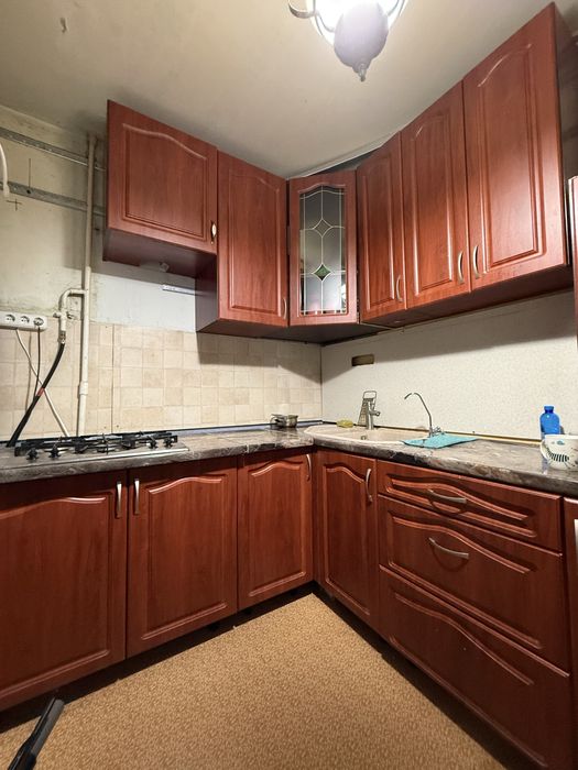 Кухня кутова в зборі мийка кран пічка