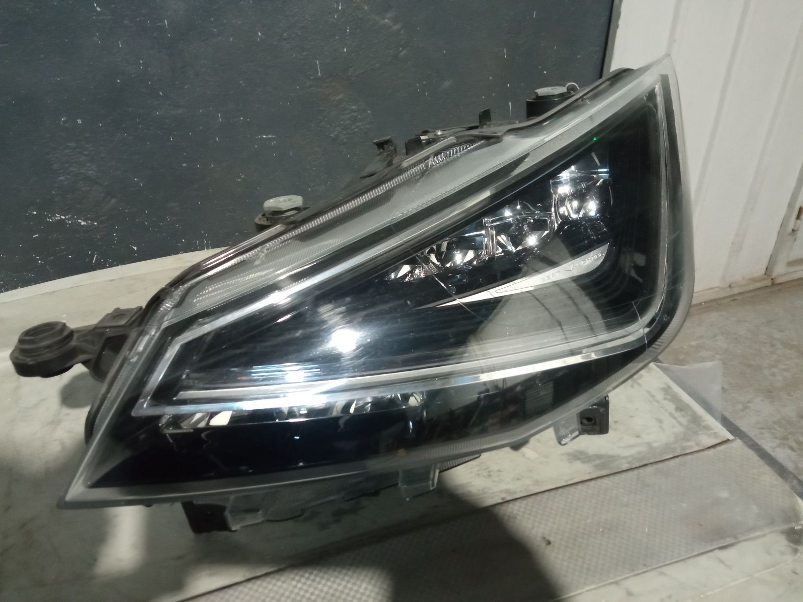 Farol SEAT Ibiza do lado esquerdo ano 2019