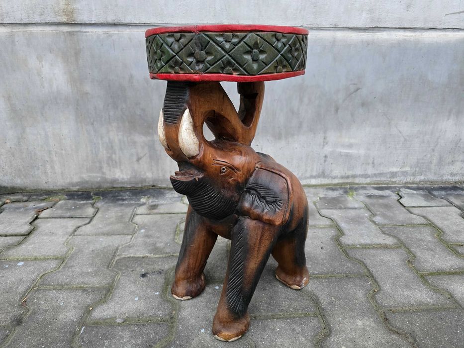 Stary drewniany kwietnik rzeźbiony słoń