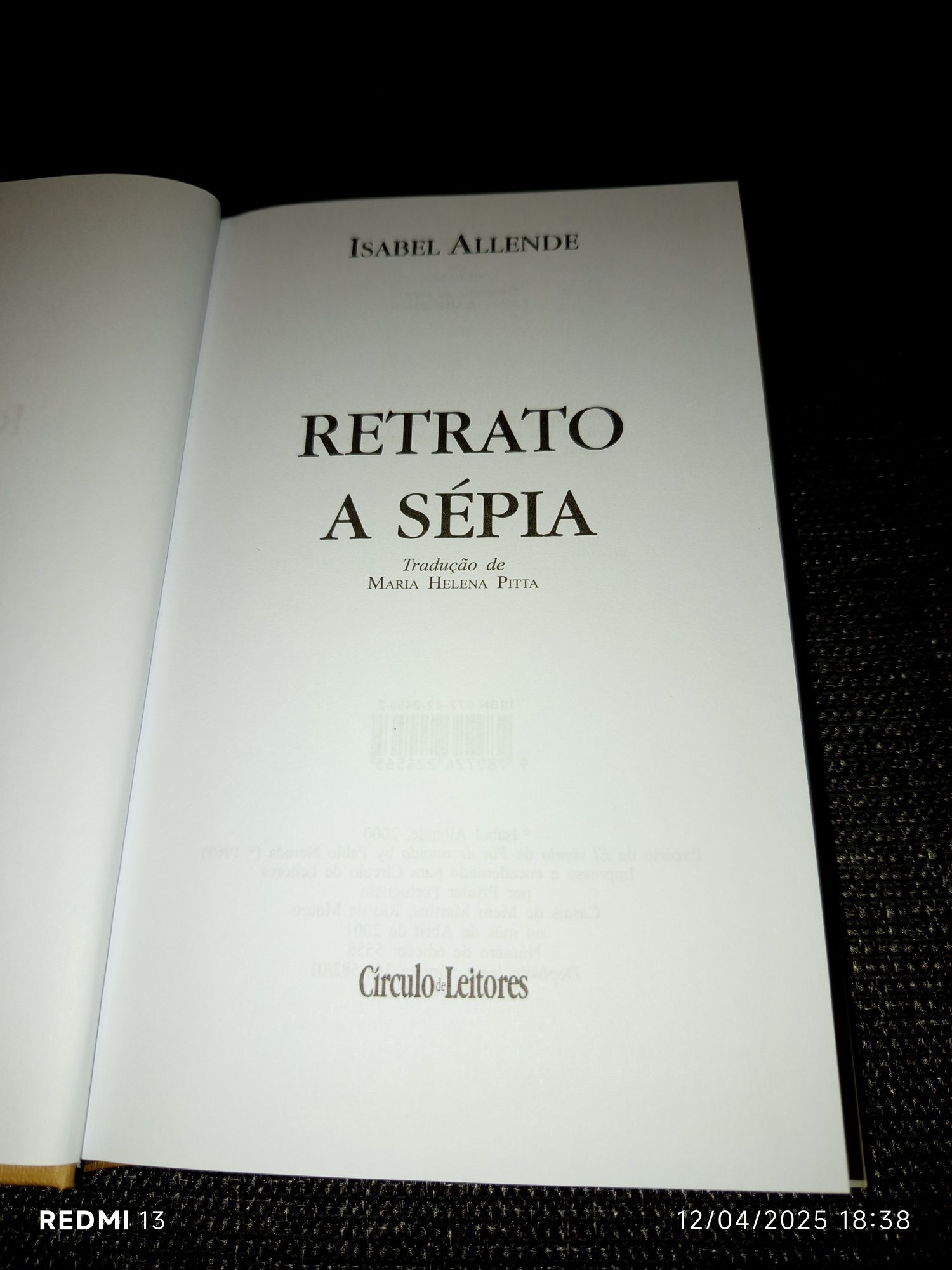 Livro de capa dura Retrato a Sépia de Isabel Allende