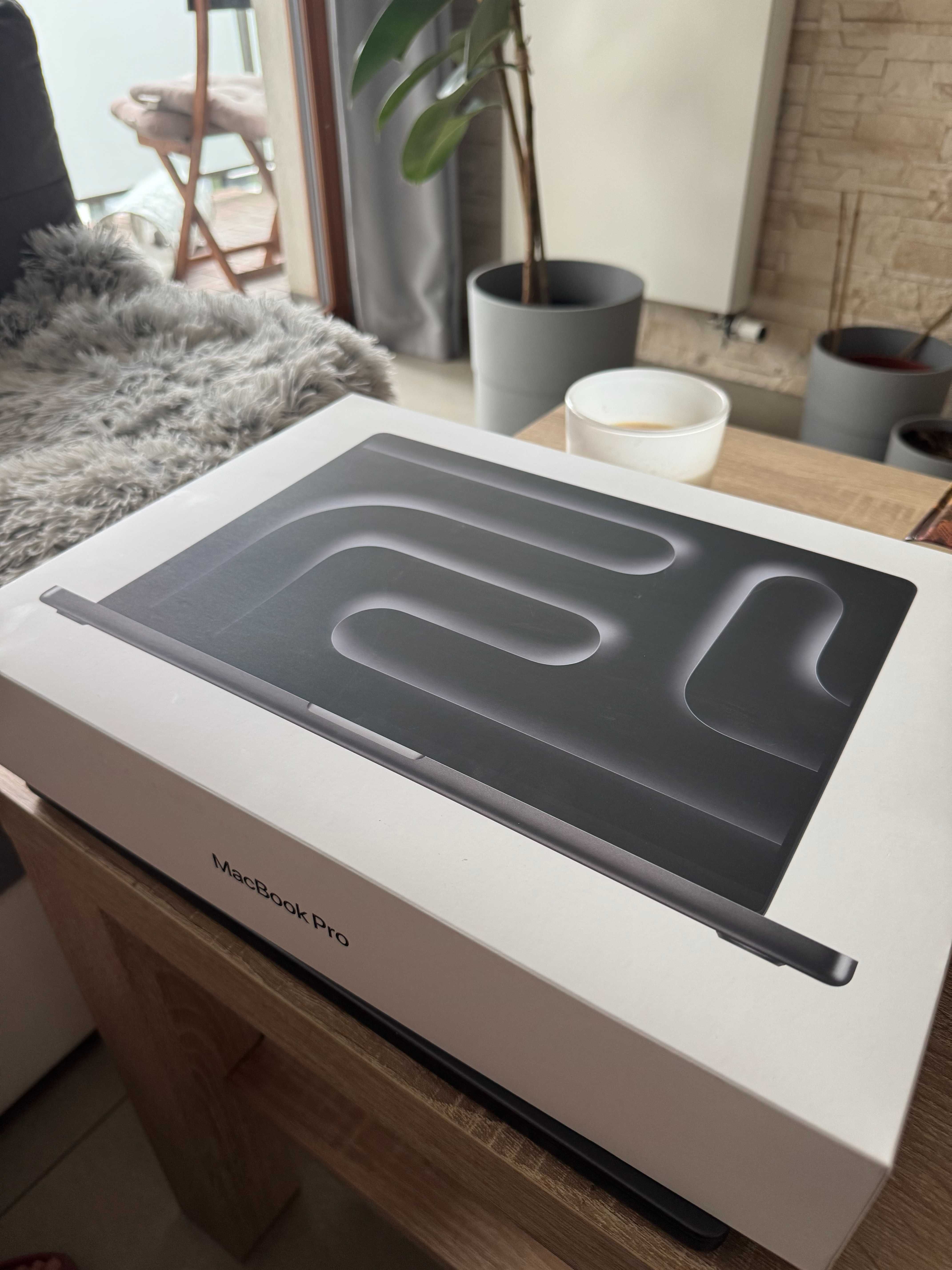 MacBook Pro 16' M4 48GB (almost new, with box)