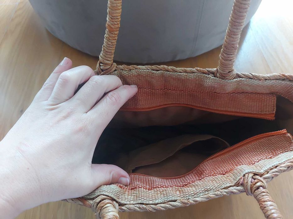 Mala em palha em castanho com pormenor de cores- 7.50 euros