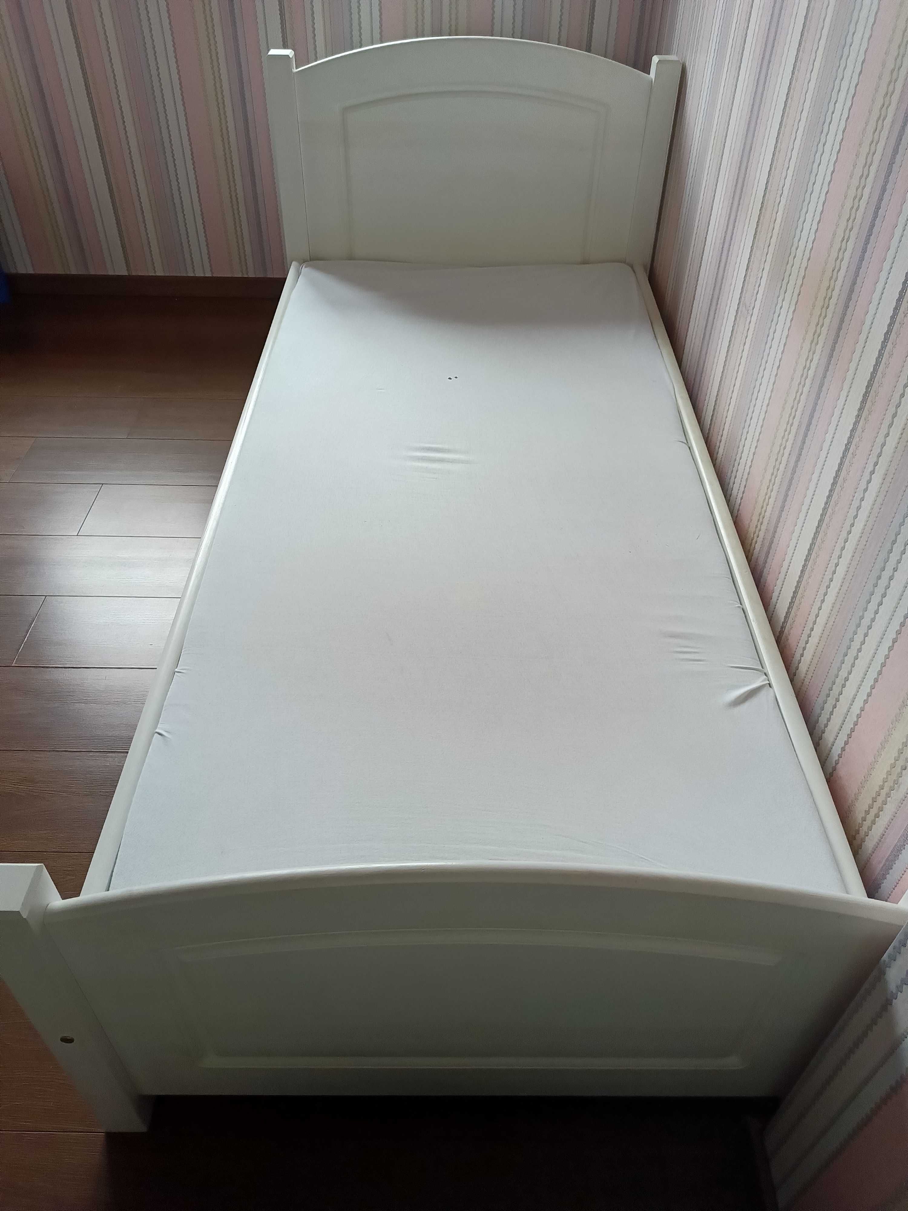 Białe drewniane łóżko
