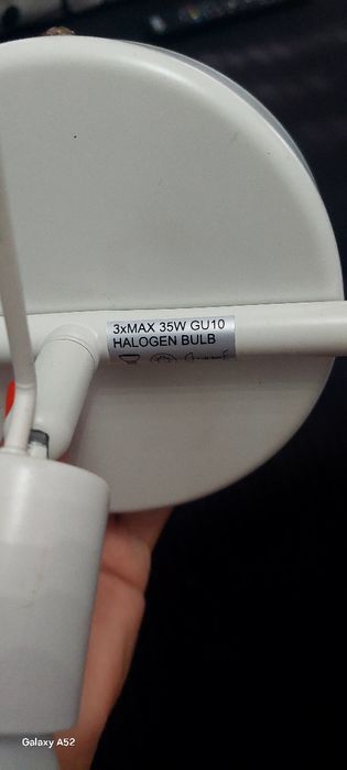 Candeeiro branco impecável