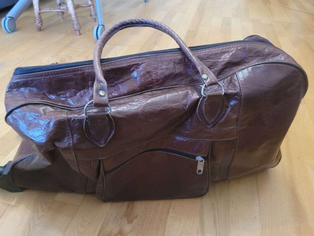 Skórzana torba podróżna na kółkach