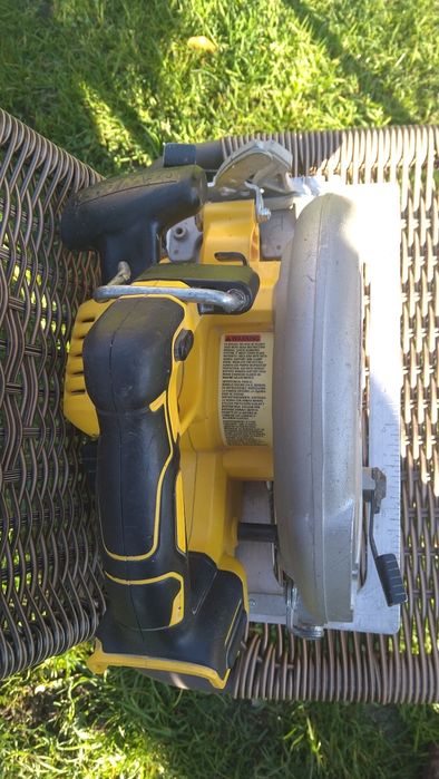Циркулярна пила DeWalt DCS 570