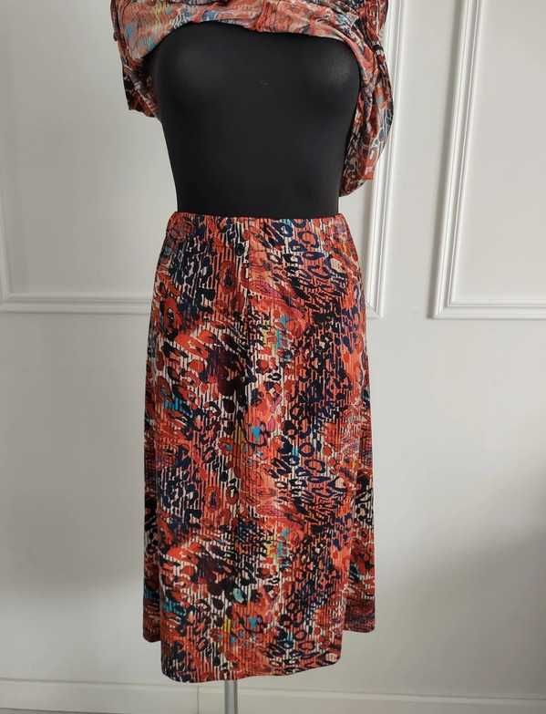 zestaw bluzka bez rękawów crop top,spódnica z wyższym stanem za kolano