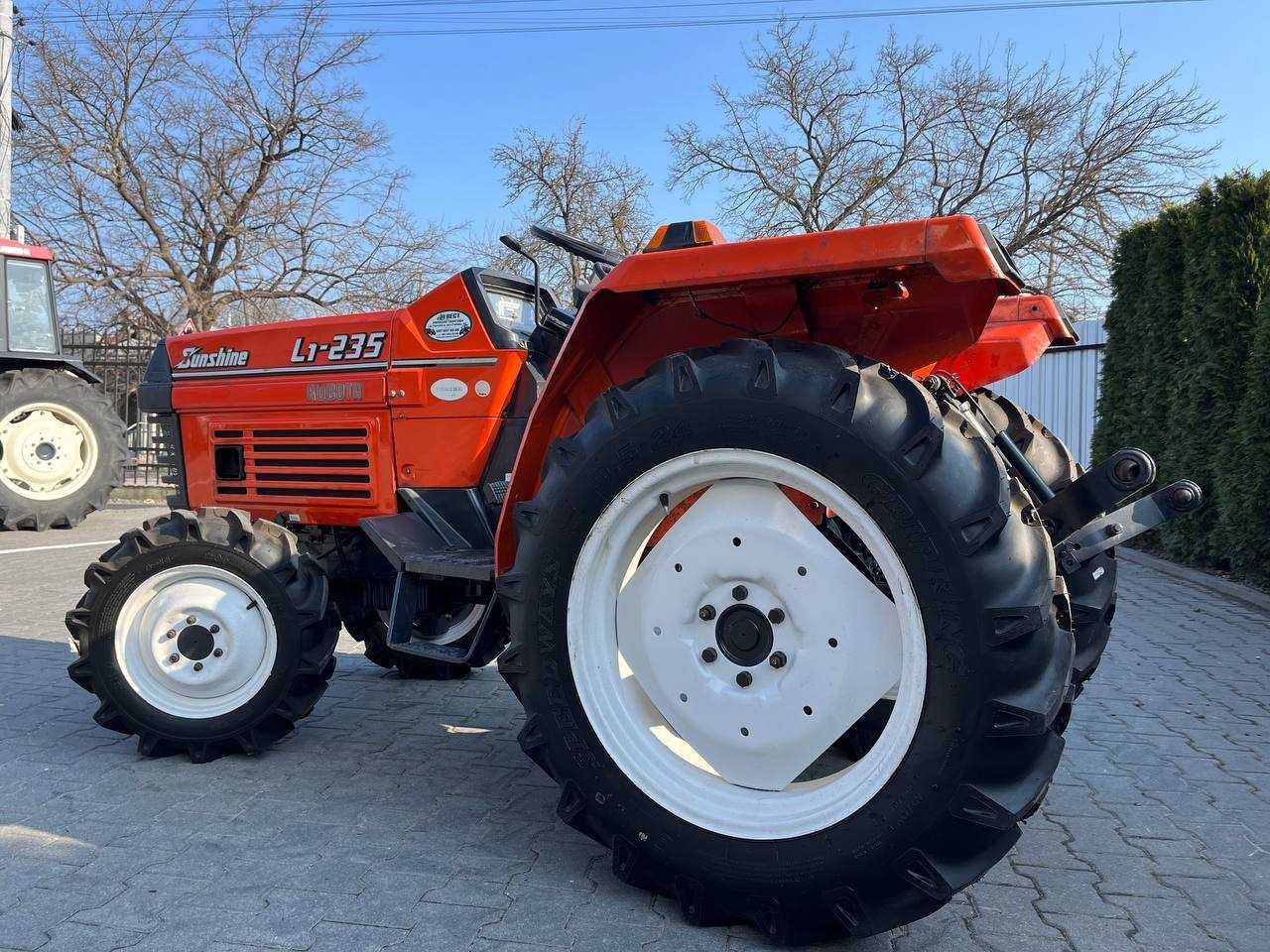 Kubota L1 235 Трактор японський