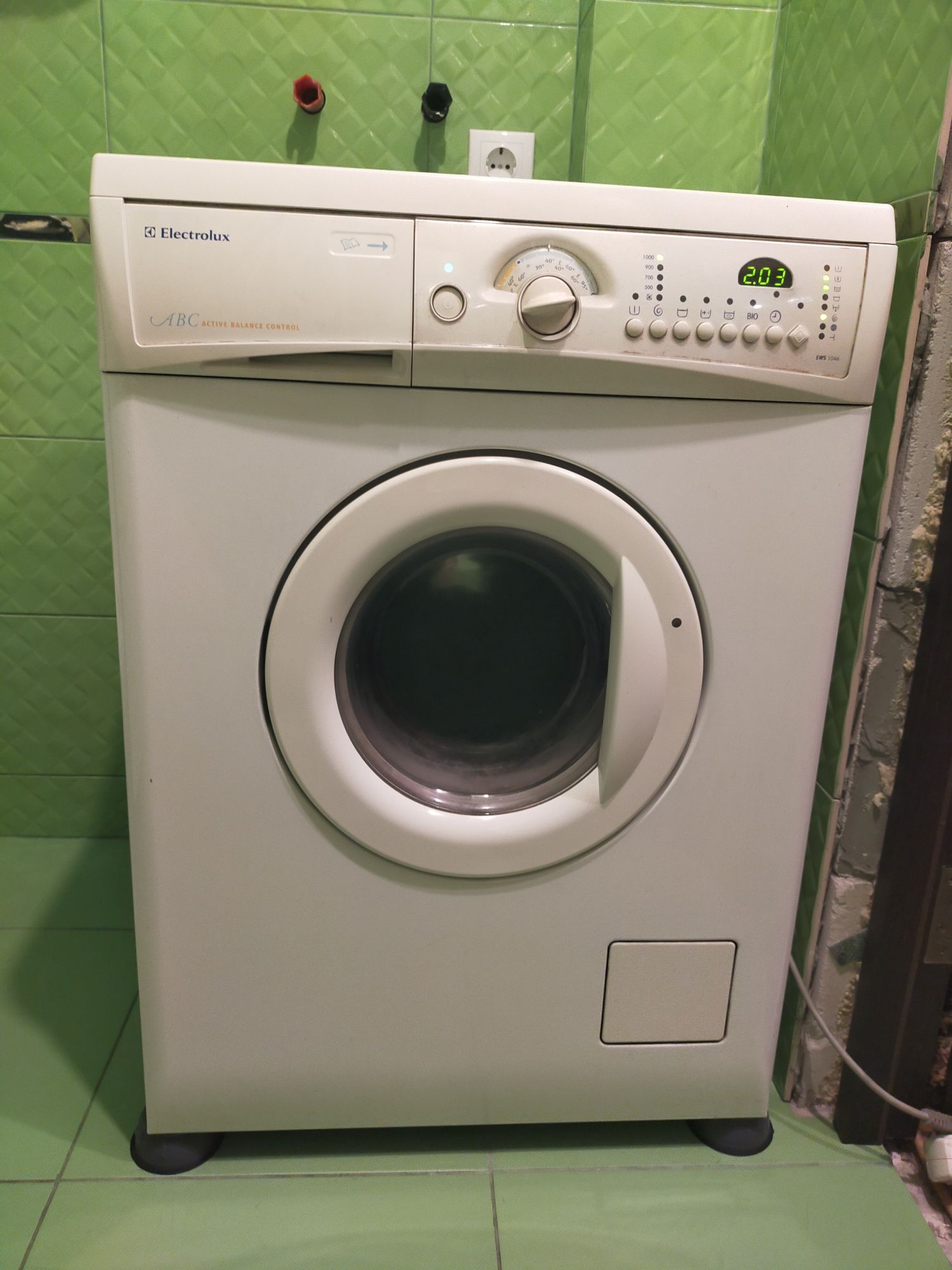 Стиральная машина Electrolux EWS 1046