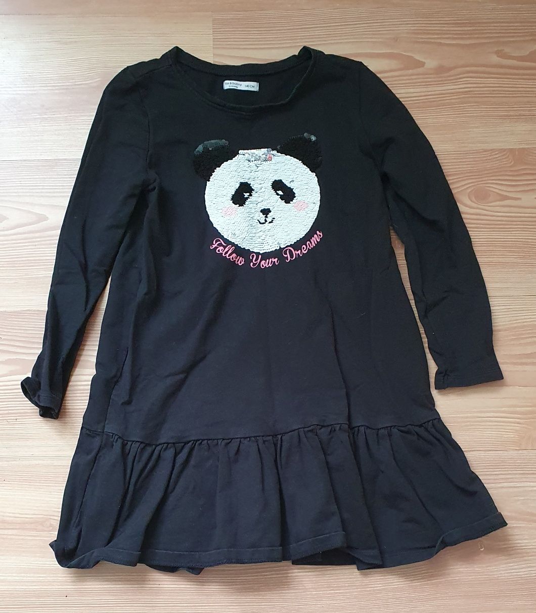 Czarna sukienka długi rękaw r. 140 panda