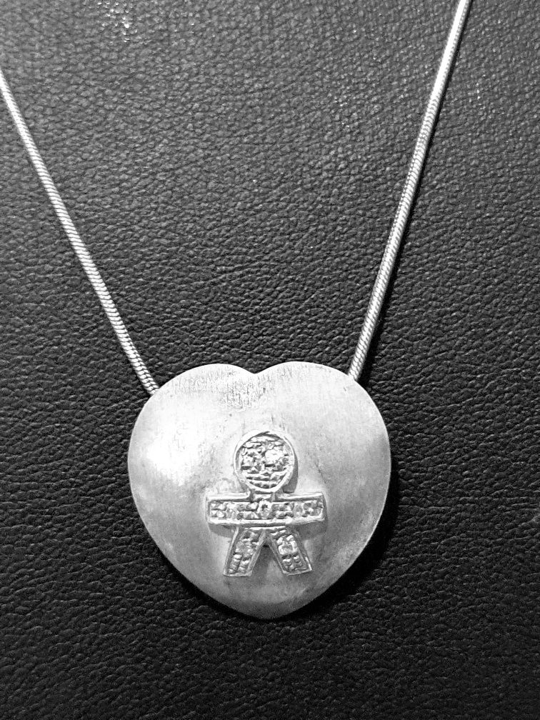 Lindo colar com pendente coração com menino em prata 925