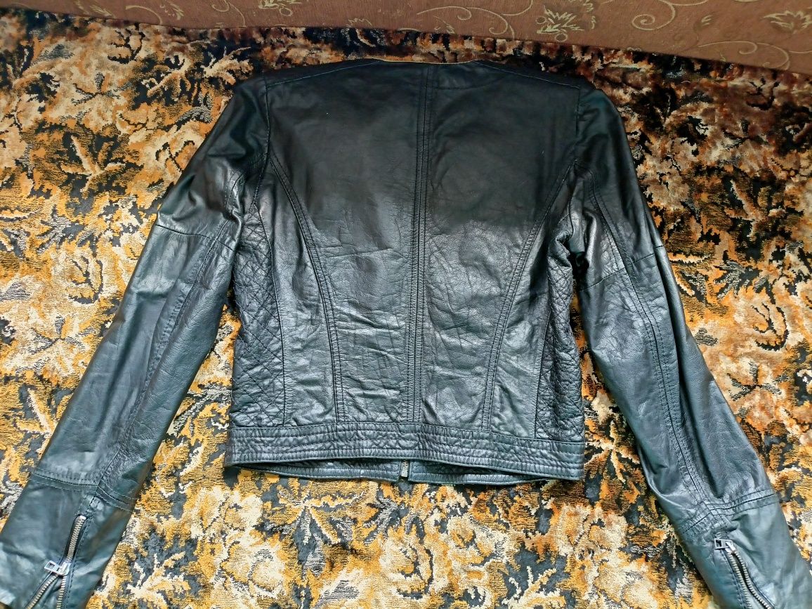 Куртка-пиджак,женская 100%кожа.фирмы BERSHKA