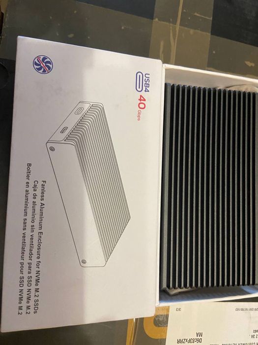 Бесшумный корпус M.2 NVMe 40 Гбит/с зпамятью