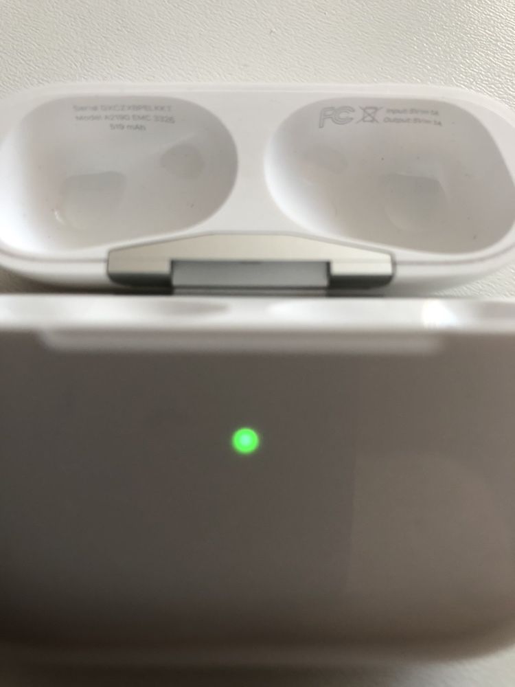 Оригинал Кейс аирподс AirPods PRO case wireless. б.у. рабочий ОРИГИНАЛ