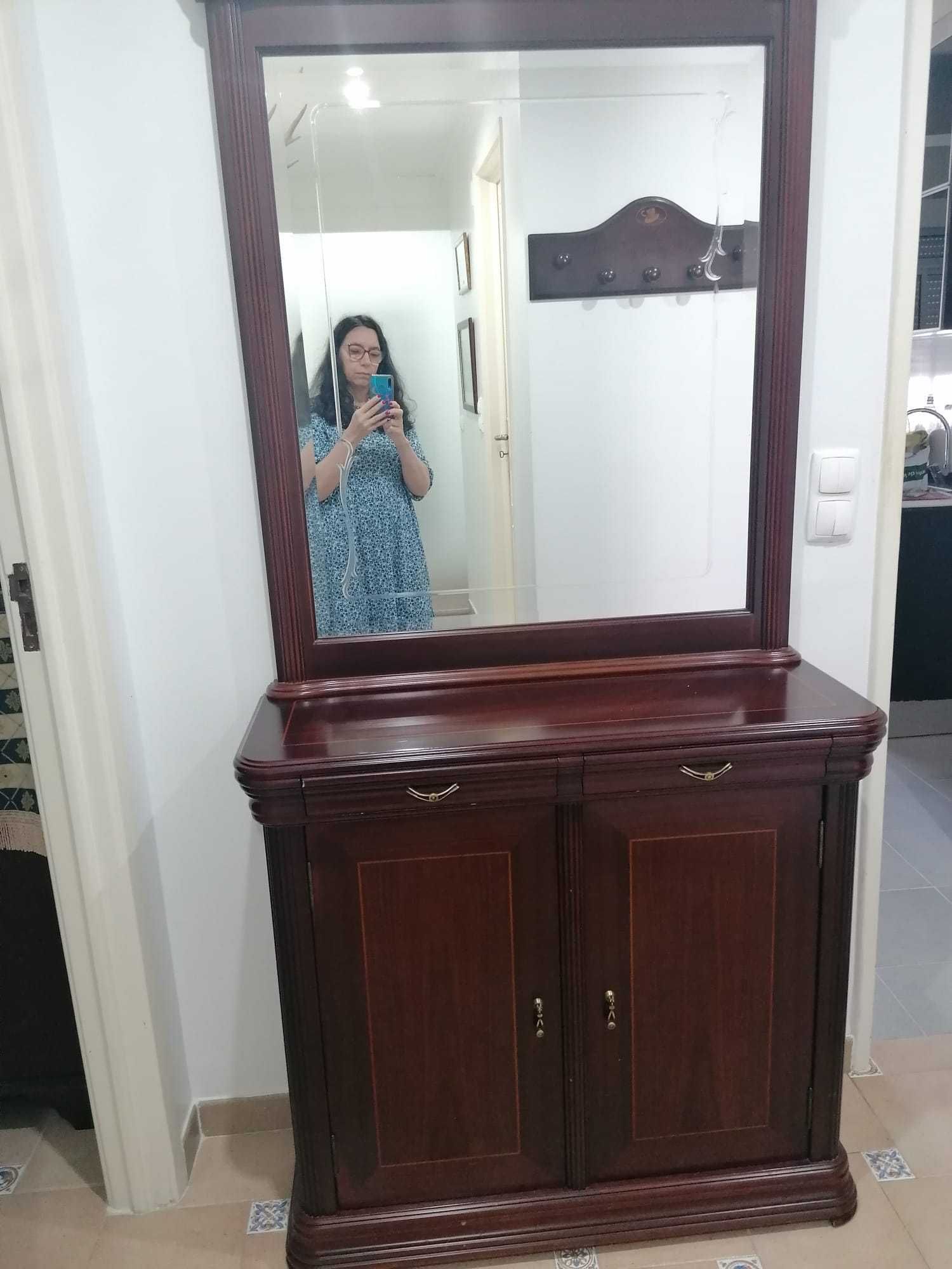 Móvel de entrada com espelho