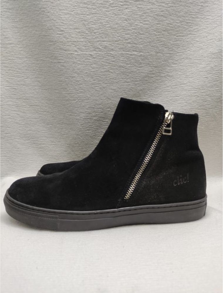 Чорні замшеві мінімалістичні черевики Clic