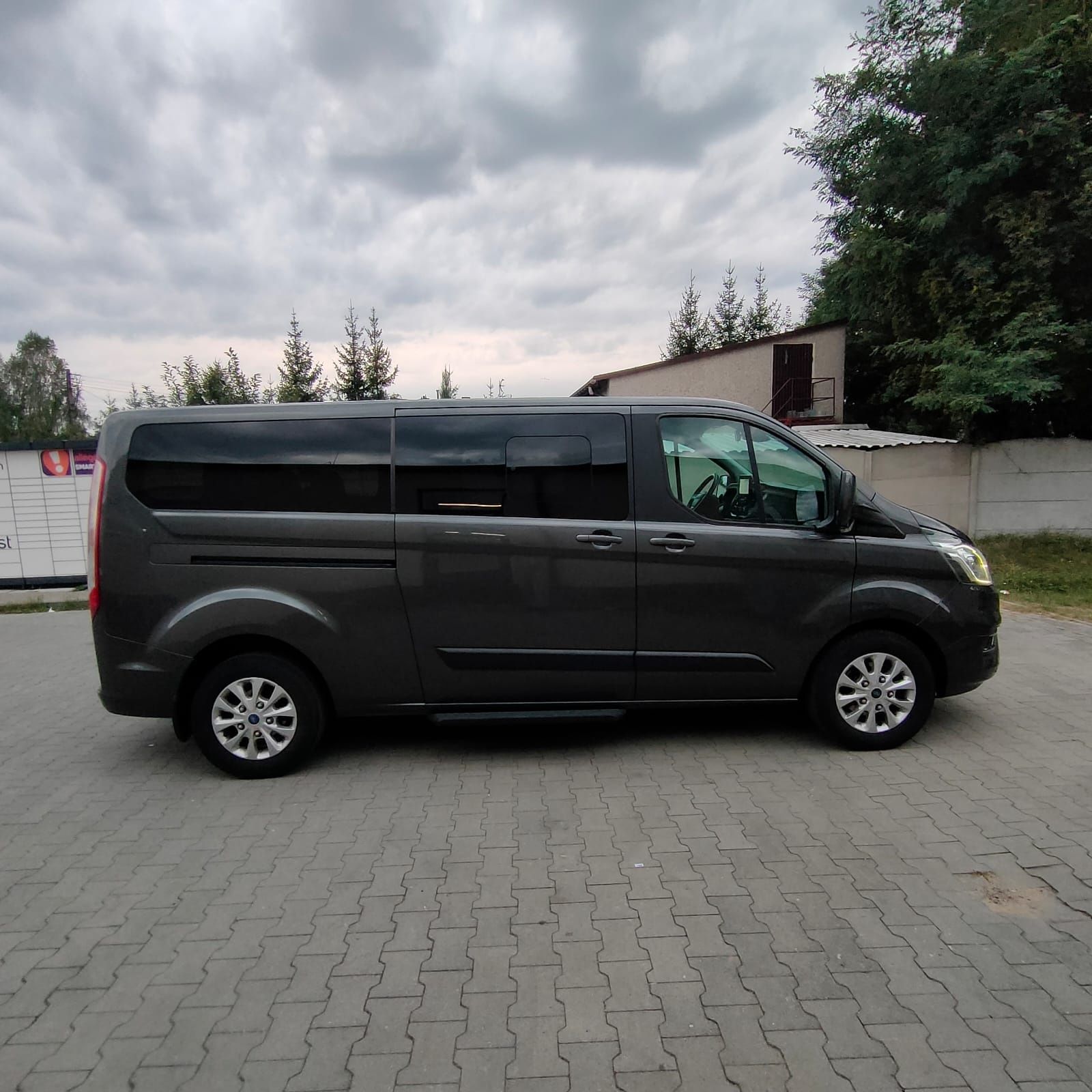 Ford Custom 9 osobowy automat  Long,Renault Trafic 2.0 long manual.