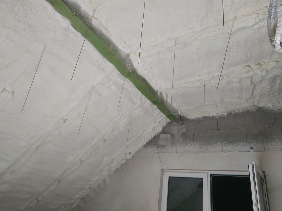 Ocieplanie pianką PUR piana poliuretanowa izolacja natryskowa poddasza