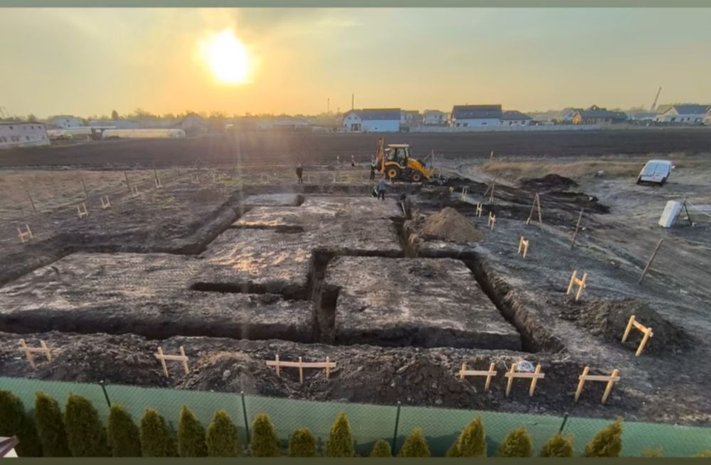 Koparka , koparko-ładowarka , wyburzenia , rozbiórki ,  korzenie ,