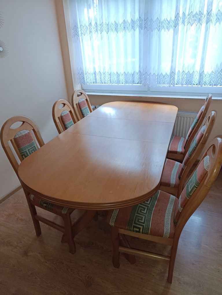 Sprzedam stół i krzesła.