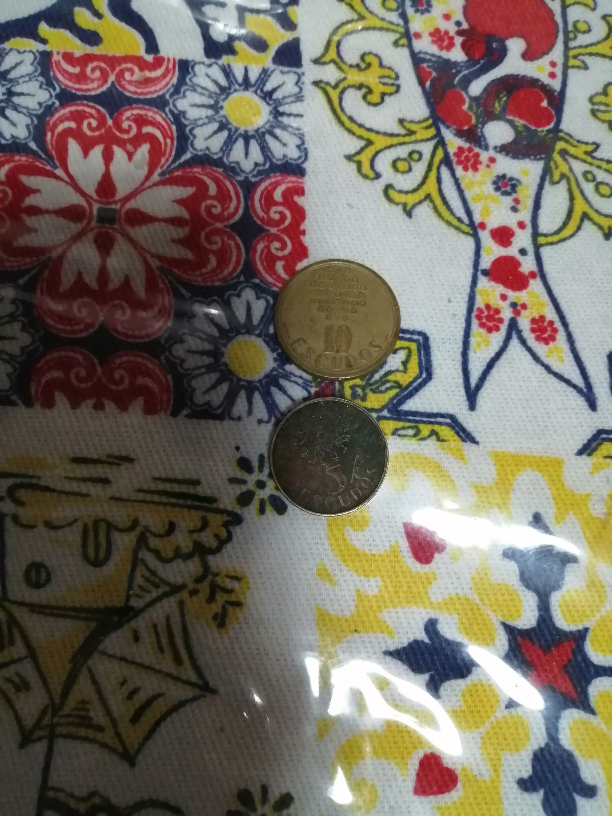 Duas moedas de 10 e 5 escudos