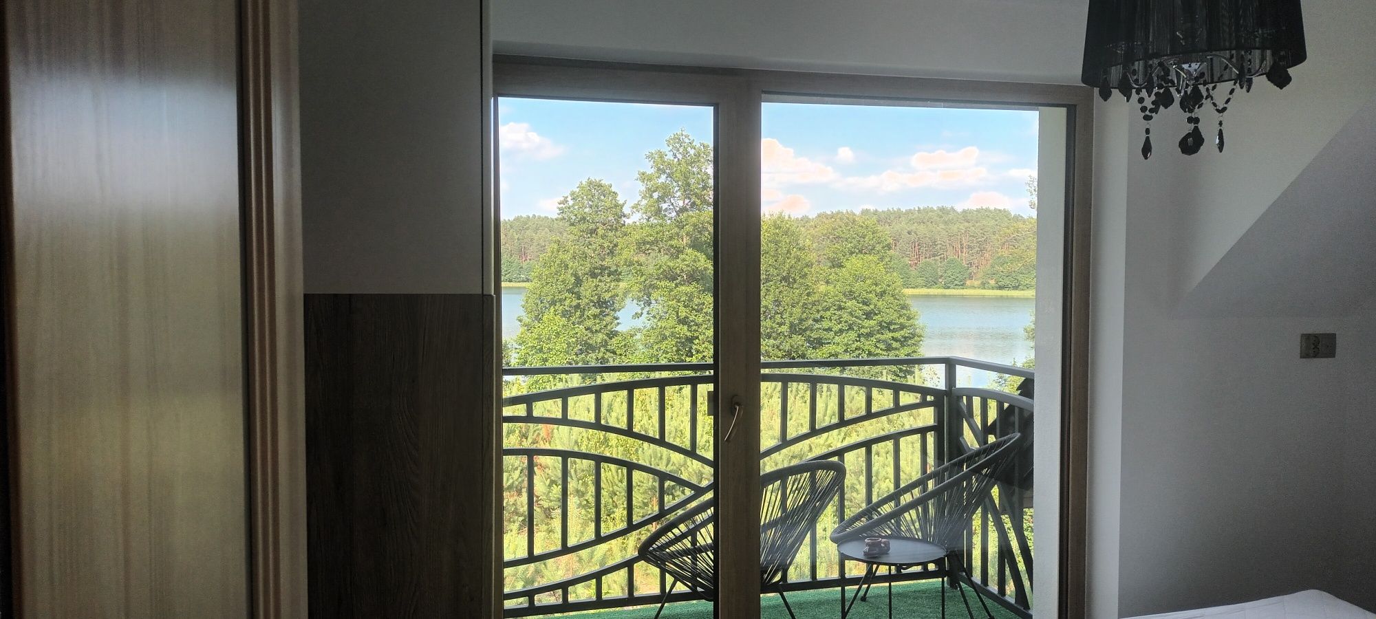 Komfortowy dom nad jeziorem. Z pomostem i łódką. Wędkowanie gratis.