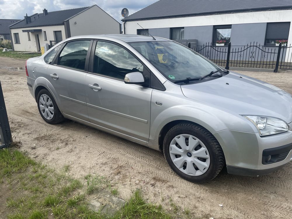 Ford Focus MK2 1.6 benzyna 100KM sedan GHIA