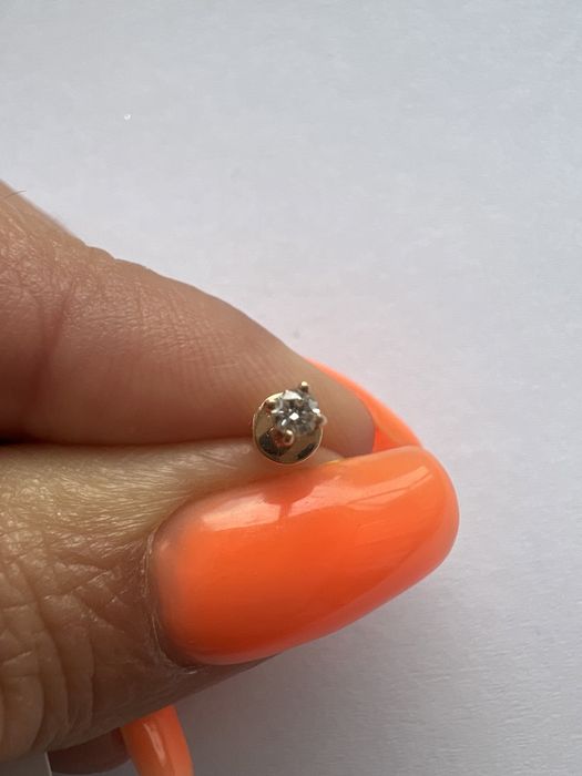 Золотая моно серьга с бриллиантом красное золото 585 проба