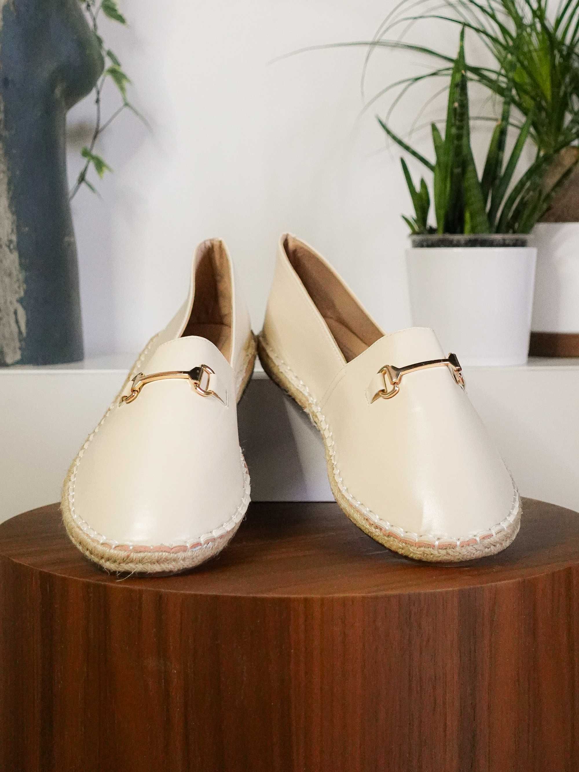 Używane męskie espadryle Truffle Collection, rozmiar 44, kremowe