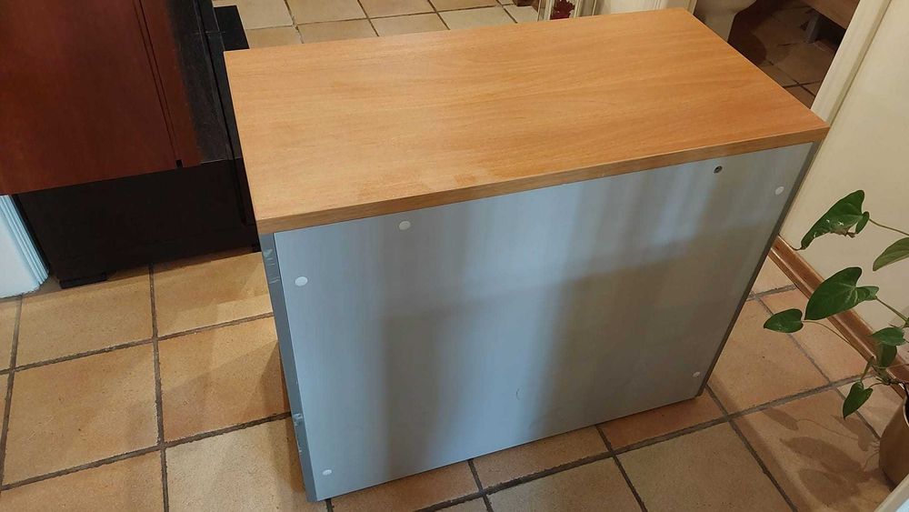 1 armário de escritório com portas de fole