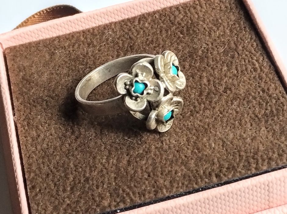 Srebrny pierścionek Warmet. Niezapominajki z turkusami.