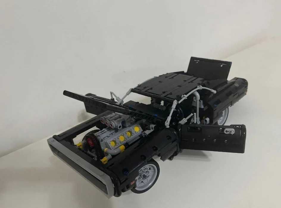 Конструктор чорний автомобіль Dodge, подібний до LEGO
